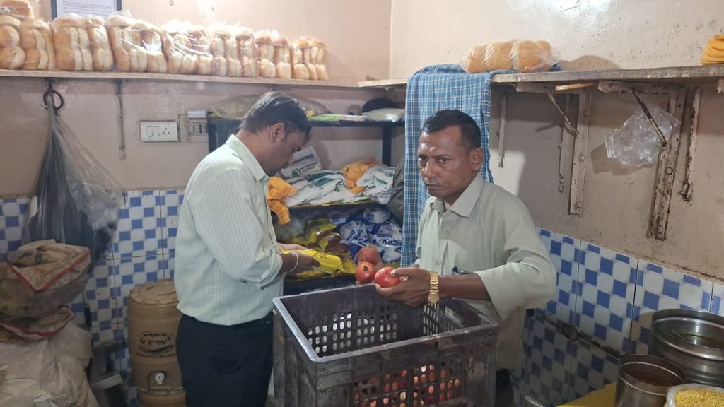 કરમસદ-આણંદમાં ખાદ્ય દુકાનોનું ચેકિંગ