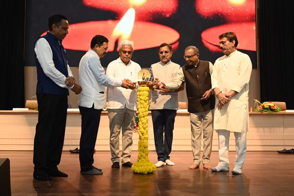 સરદાર પટેલ યુનિવર્સિટી આણંદ ખાતે પ્રેસ ભવનના ખાતમુહૂર્ત અને સ્વદેશી વસ્તુ ભંડારના શુભારંભનો કાર્યક્રમ
